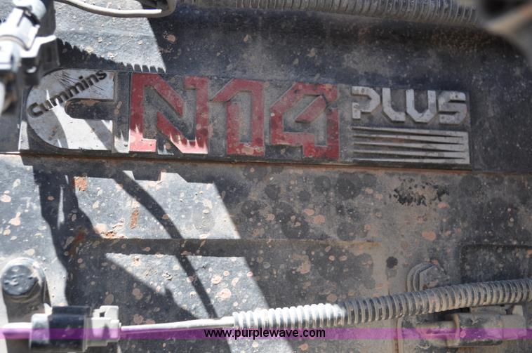 image for item G6487 2001 International 9100 semi truck