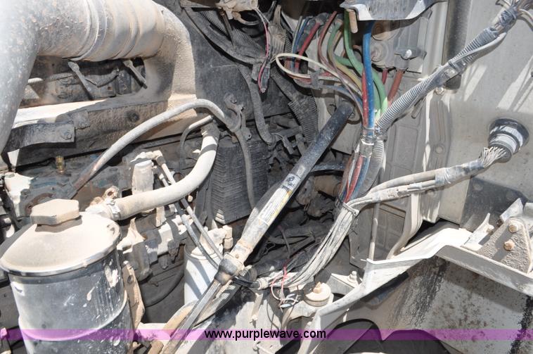 image for item G6487 2001 International 9100 semi truck