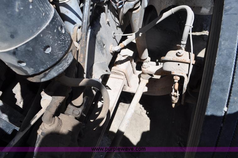 image for item G6487 2001 International 9100 semi truck