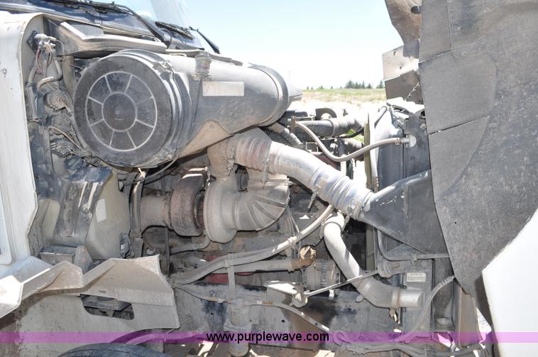 image for item G6487 2001 International 9100 semi truck