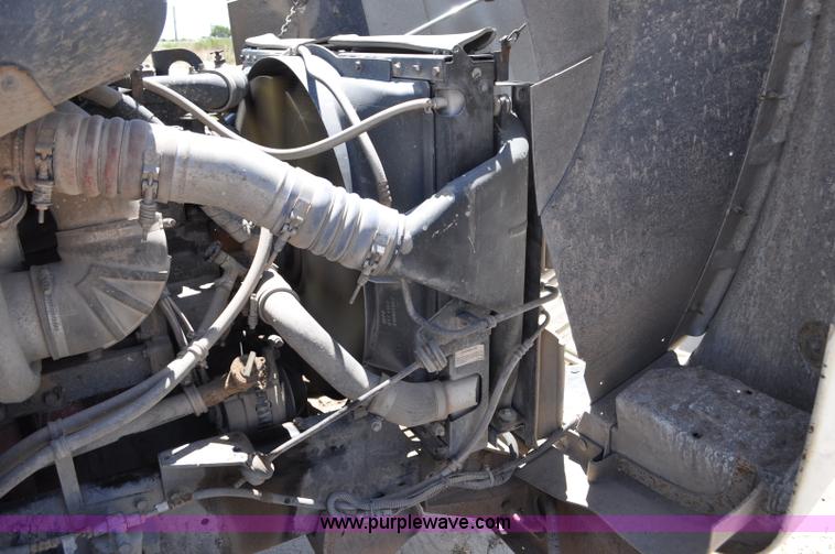 image for item G6487 2001 International 9100 semi truck