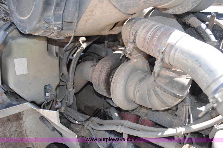 image for item G6487 2001 International 9100 semi truck