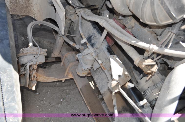 image for item G6487 2001 International 9100 semi truck