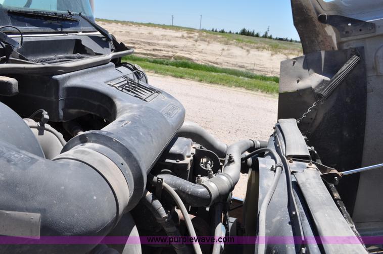 image for item G6487 2001 International 9100 semi truck