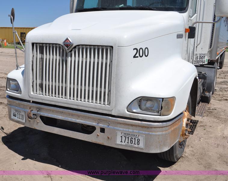 image for item G6487 2001 International 9100 semi truck