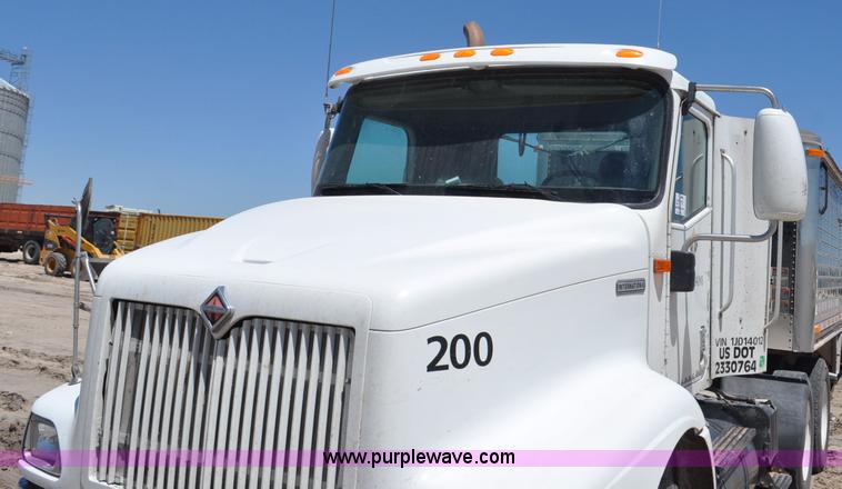 image for item G6487 2001 International 9100 semi truck