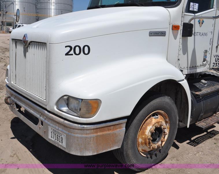 image for item G6487 2001 International 9100 semi truck