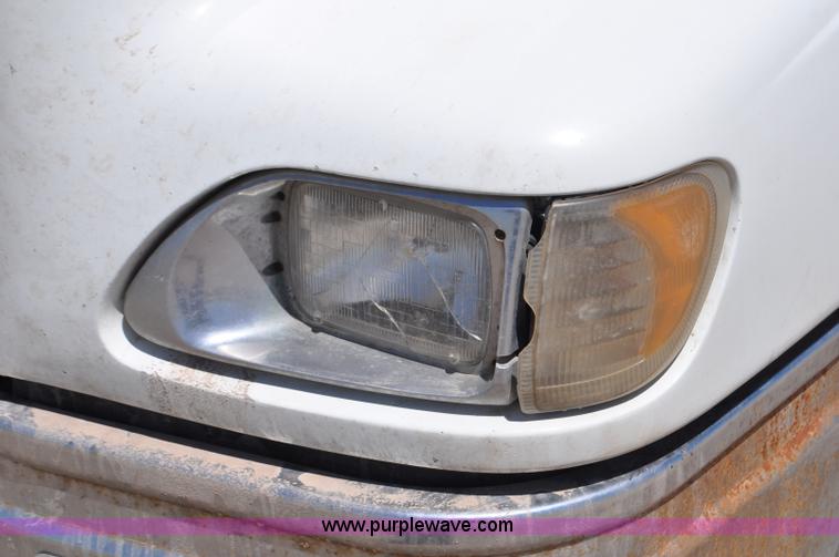 image for item G6487 2001 International 9100 semi truck