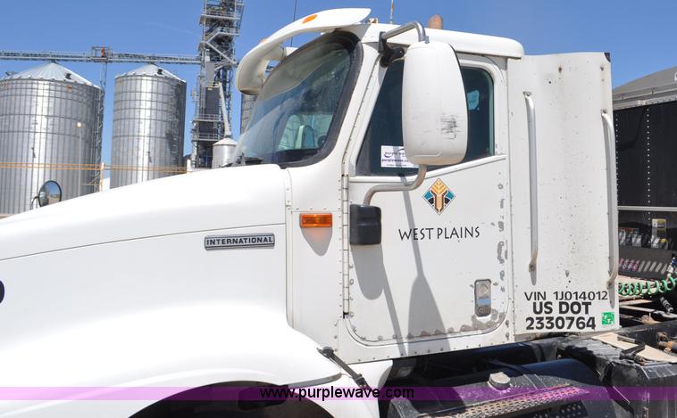 image for item G6487 2001 International 9100 semi truck