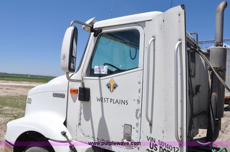 image for item G6487 2001 International 9100 semi truck