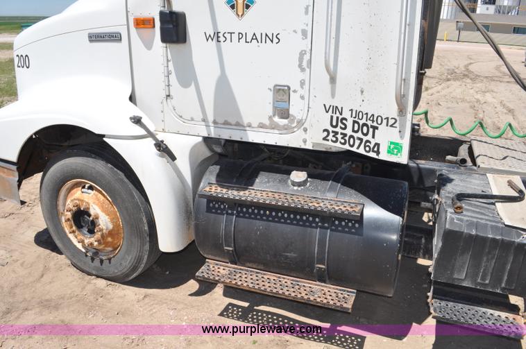 image for item G6487 2001 International 9100 semi truck