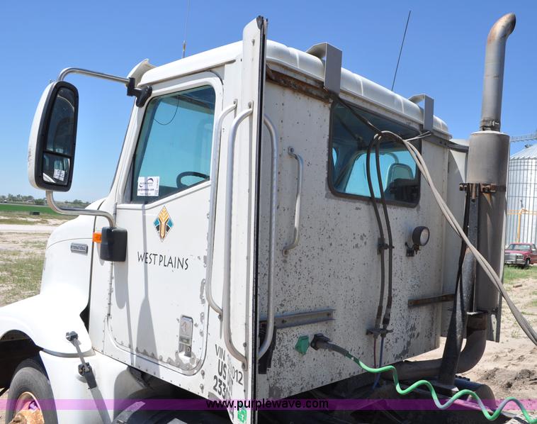 image for item G6487 2001 International 9100 semi truck