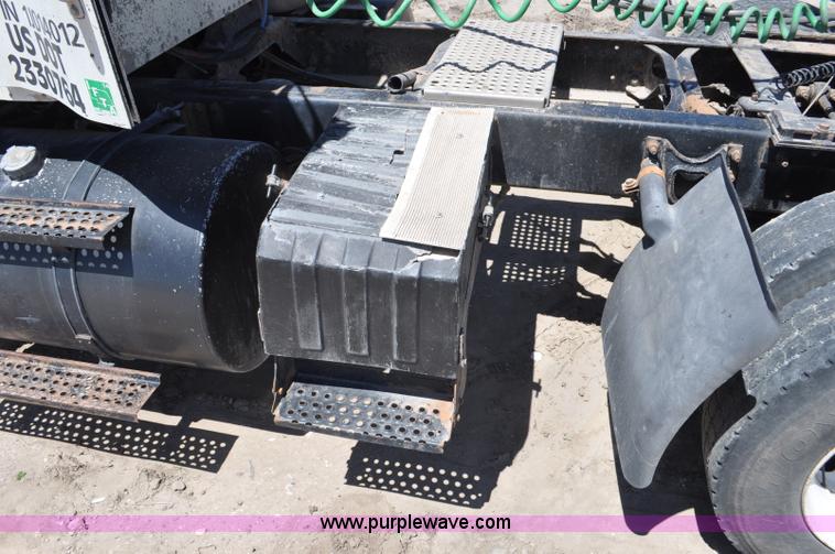 image for item G6487 2001 International 9100 semi truck