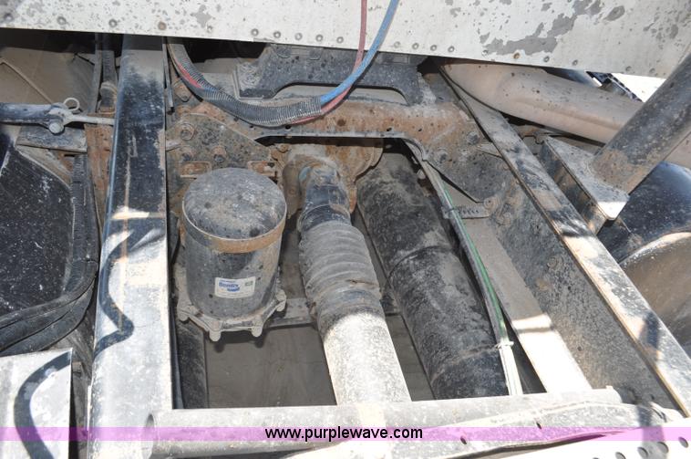 image for item G6487 2001 International 9100 semi truck