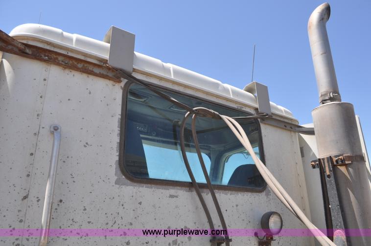 image for item G6487 2001 International 9100 semi truck