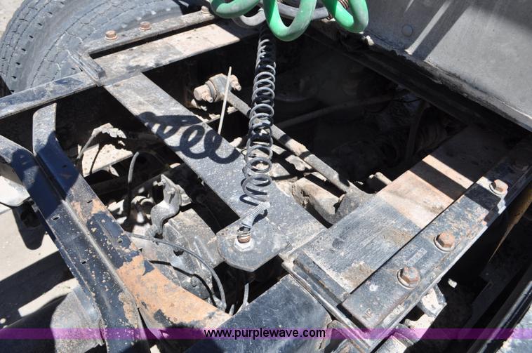 image for item G6487 2001 International 9100 semi truck