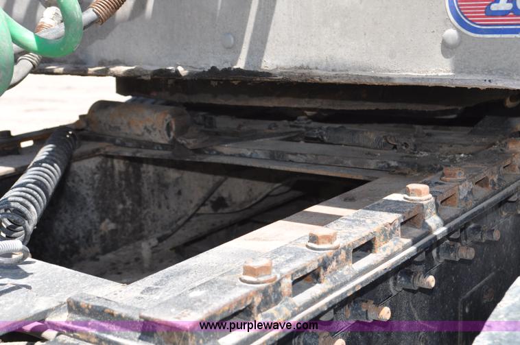 image for item G6487 2001 International 9100 semi truck