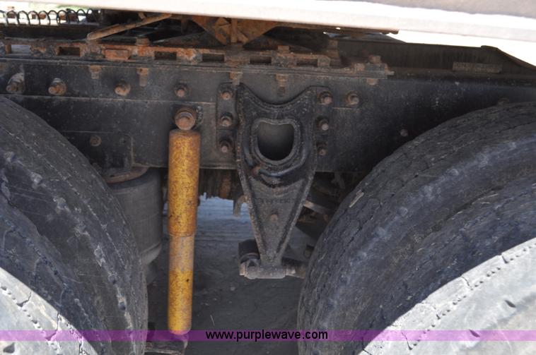 image for item G6487 2001 International 9100 semi truck