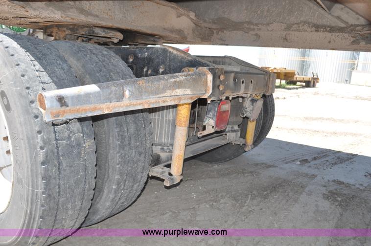 image for item G6487 2001 International 9100 semi truck