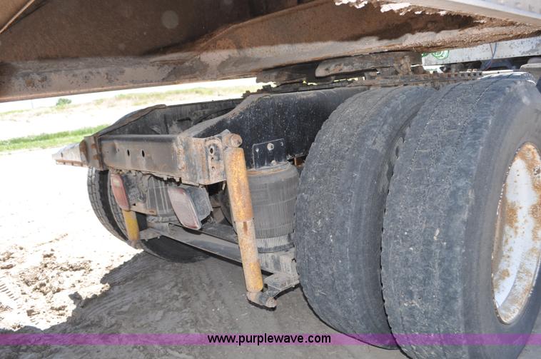 image for item G6487 2001 International 9100 semi truck