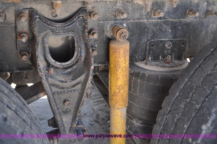 image for item G6487 2001 International 9100 semi truck