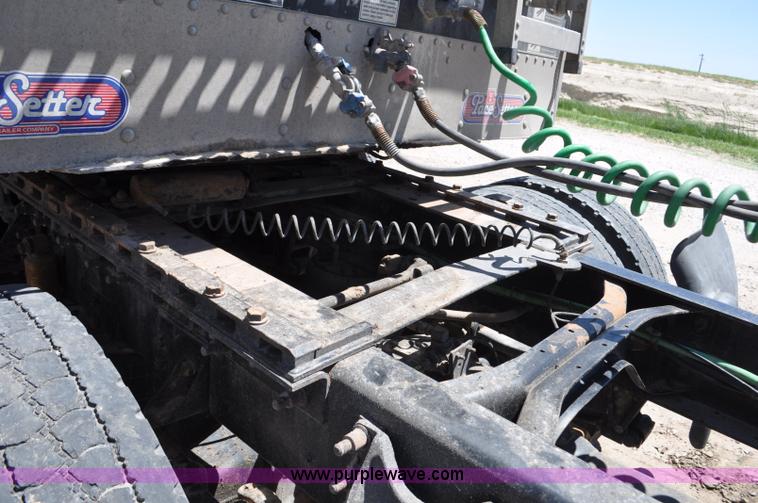 image for item G6487 2001 International 9100 semi truck