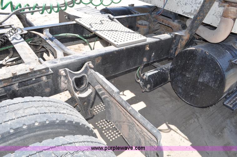 image for item G6487 2001 International 9100 semi truck