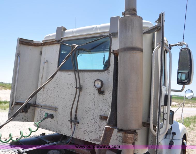 image for item G6487 2001 International 9100 semi truck