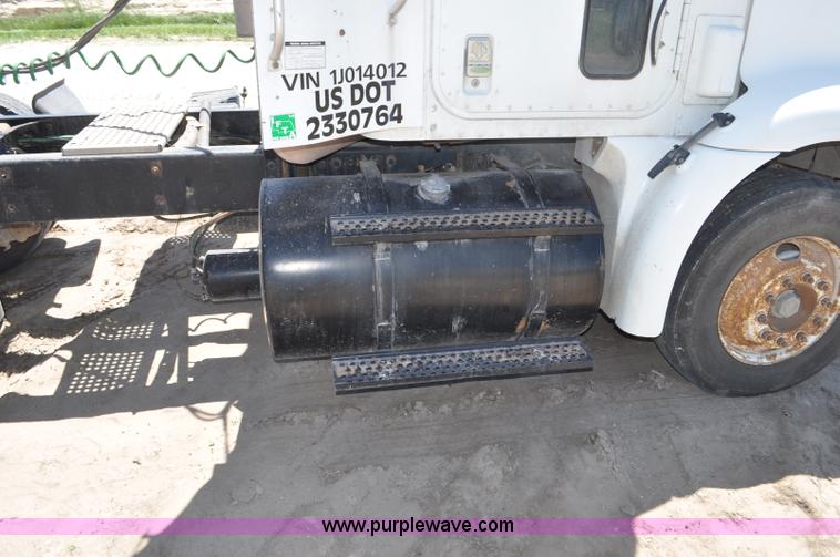 image for item G6487 2001 International 9100 semi truck