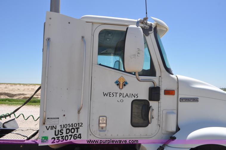 image for item G6487 2001 International 9100 semi truck