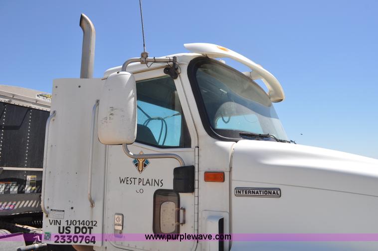 image for item G6487 2001 International 9100 semi truck