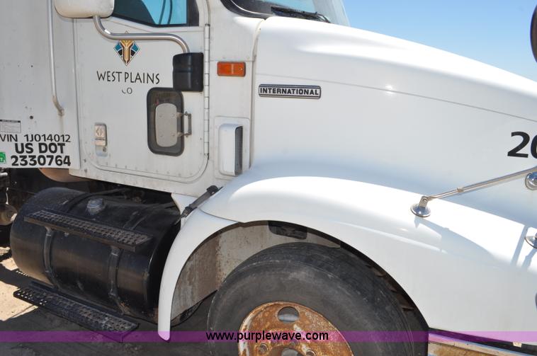 image for item G6487 2001 International 9100 semi truck