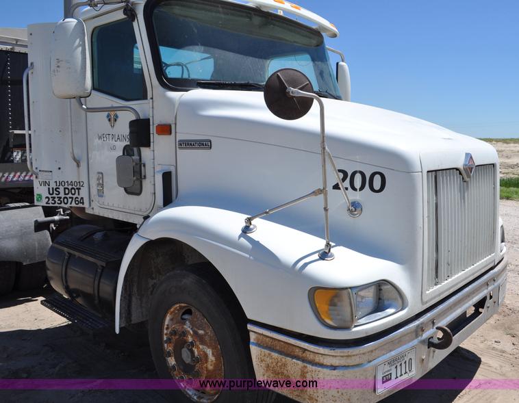 image for item G6487 2001 International 9100 semi truck