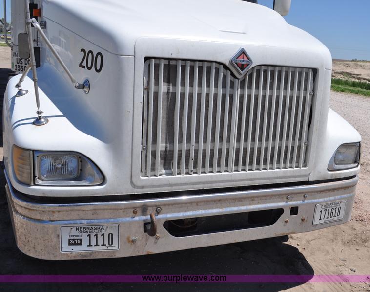 image for item G6487 2001 International 9100 semi truck