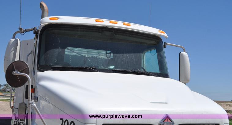 image for item G6487 2001 International 9100 semi truck