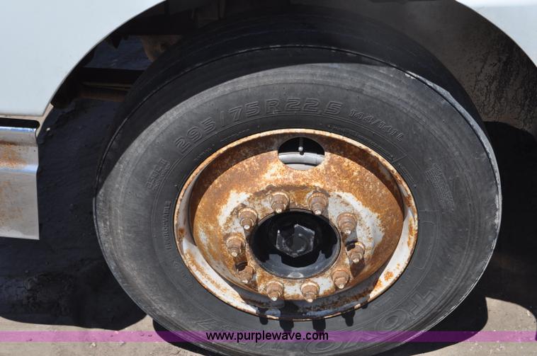 image for item G6487 2001 International 9100 semi truck