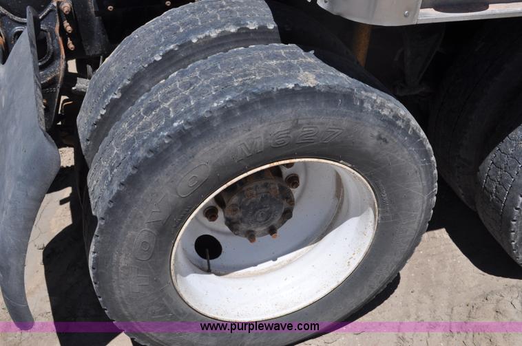 image for item G6487 2001 International 9100 semi truck