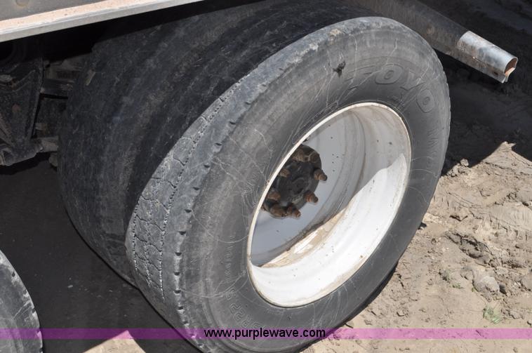 image for item G6487 2001 International 9100 semi truck