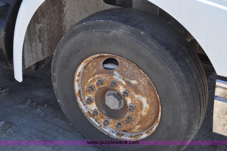 image for item G6487 2001 International 9100 semi truck