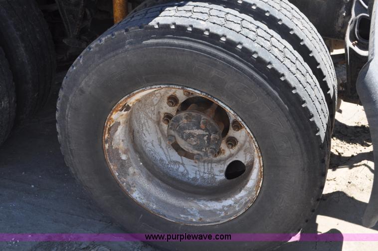 image for item G6487 2001 International 9100 semi truck