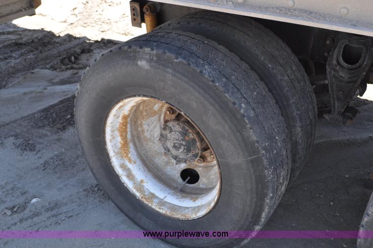 image for item G6487 2001 International 9100 semi truck