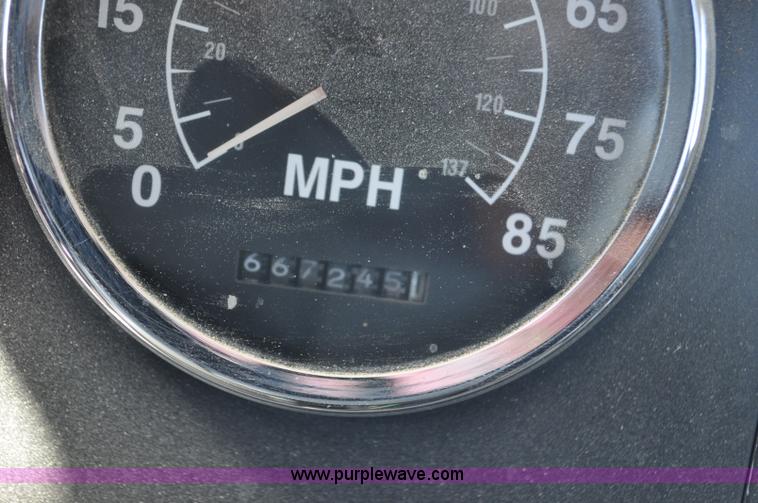 image for item G6487 2001 International 9100 semi truck