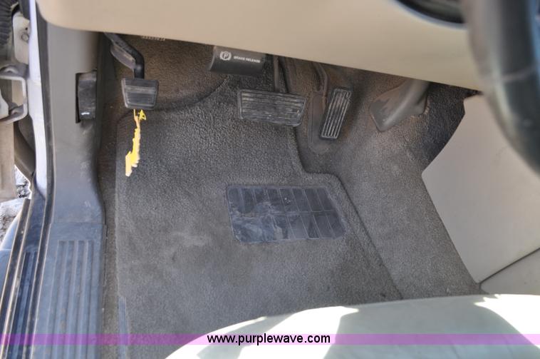 image for item G6489 2001 GMC Yukon SLE SUV