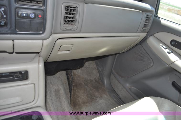 image for item G6489 2001 GMC Yukon SLE SUV