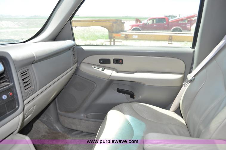 image for item G6489 2001 GMC Yukon SLE SUV