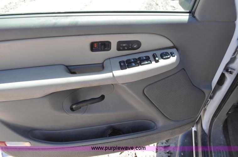 image for item G6489 2001 GMC Yukon SLE SUV