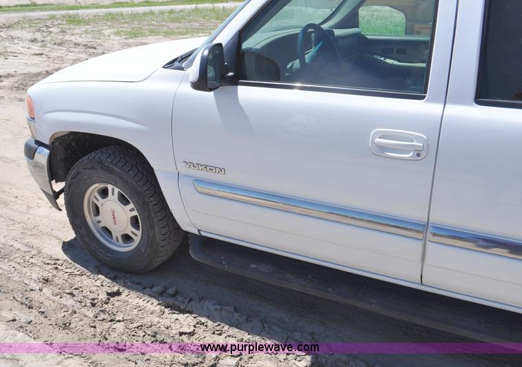 image for item G6489 2001 GMC Yukon SLE SUV