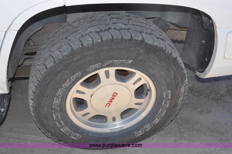 image for item G6489 2001 GMC Yukon SLE SUV