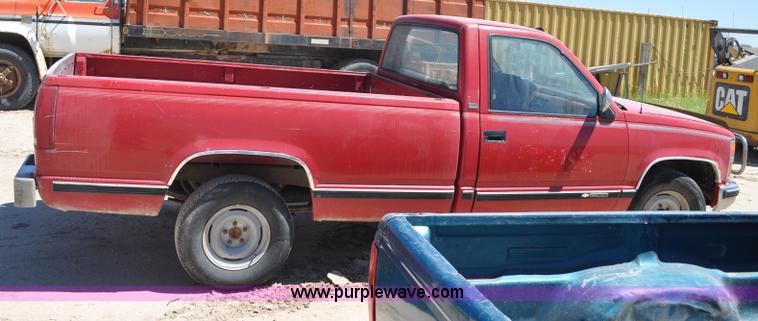 image for item G6490 1989 Chevrolet 1500 pickup truck