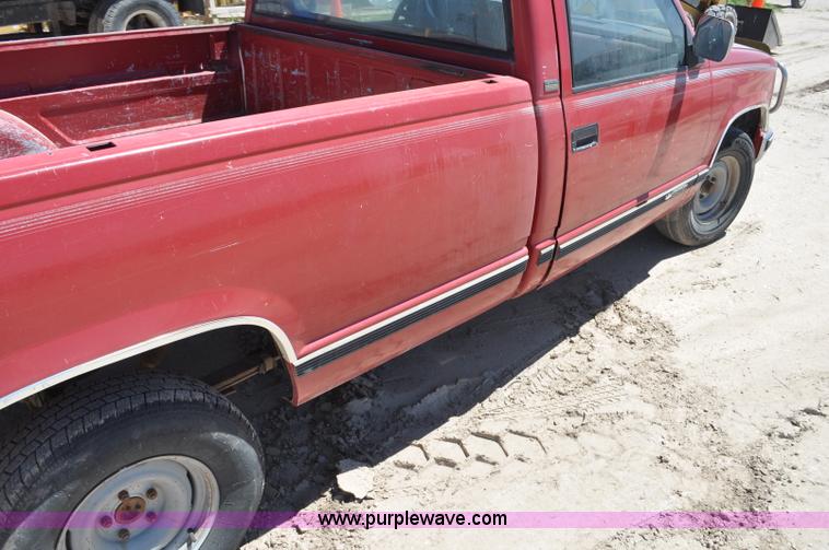 image for item G6490 1989 Chevrolet 1500 pickup truck